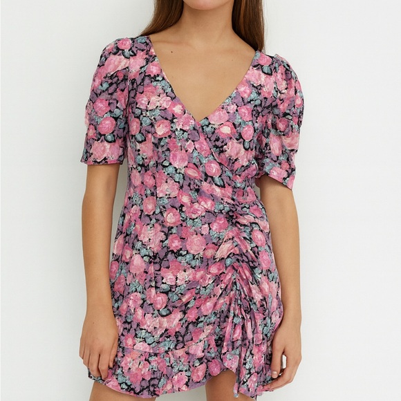 H&M Dresses & Skirts - H&M Soft Pink dress flower pattern, short sleeve size M